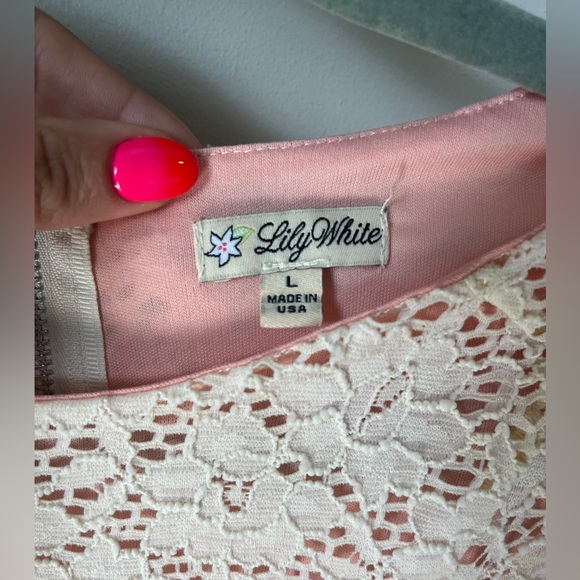 Lily White Peplum Lace Sleeveless Blouse | Size L | Cream w/ Pink Underlay - Picture 4 of 5